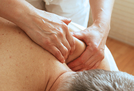 photo de pratique de massage profond deep tissue sur le haut du dos