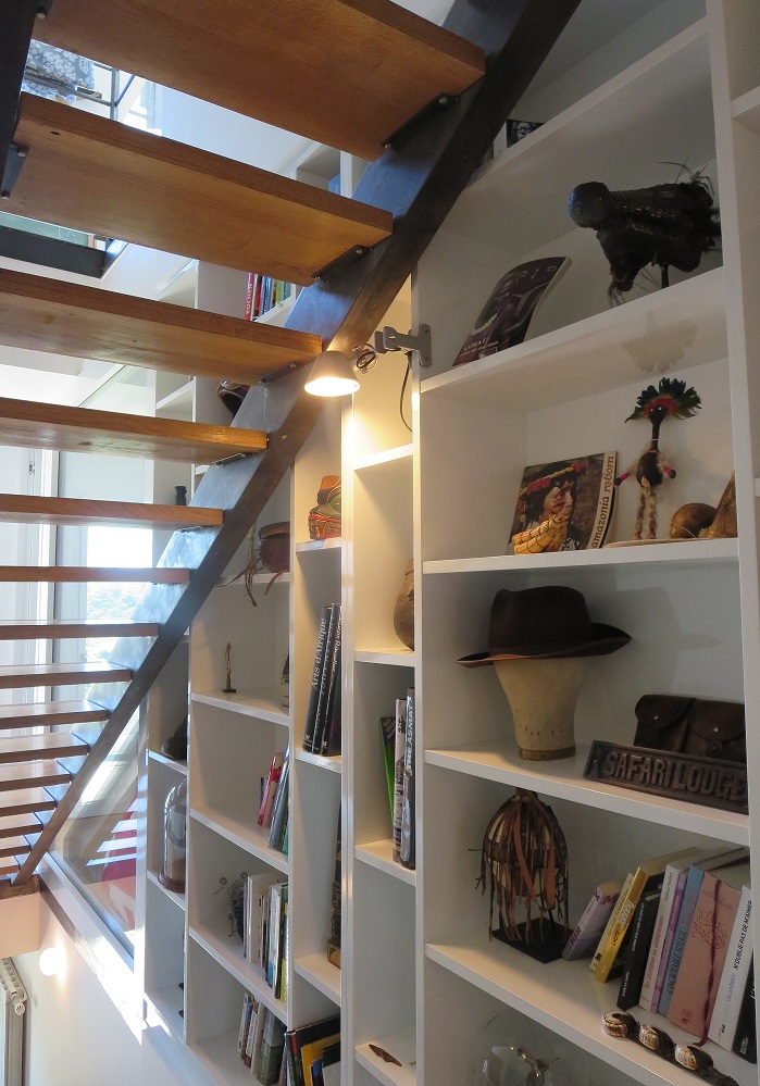 Cage escalier , rangements , bibliothèque
